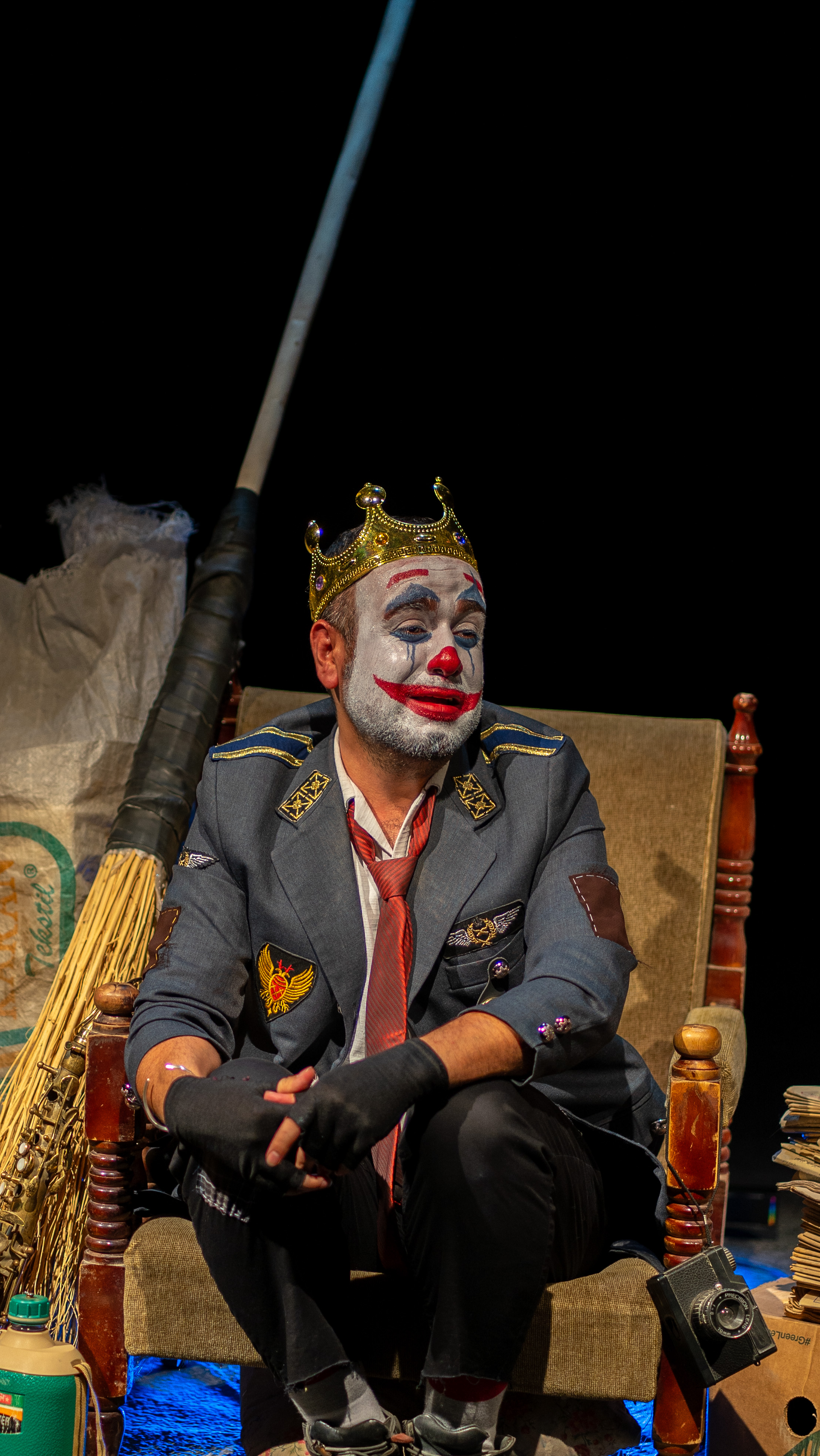 نمایش «آواره»