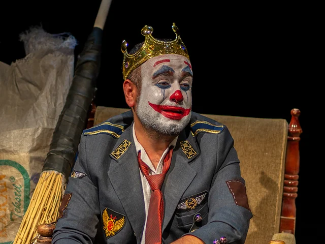 نمایش «آواره»